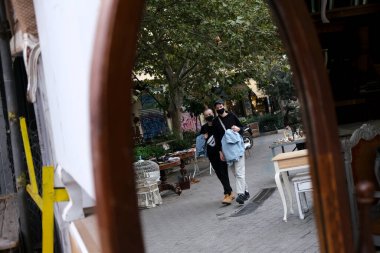 Koruyucu yüz maskesi takan insanlar, 3 Kasım 2020 'de Atina şehir merkezinde yürürler..