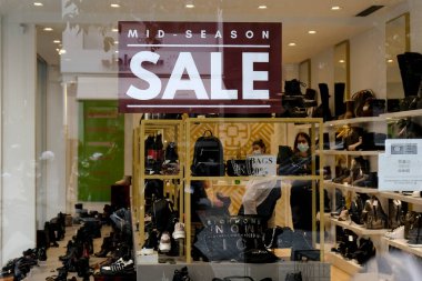 Yunanistan 'ın orta kesiminde 3 Kasım 2020' de orta sezon indirimi öncesinde ana alışveriş caddesinde satış ve indirimler görüldü.