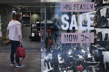 Yunanistan 'ın orta kesiminde 3 Kasım 2020' de orta sezon indirimi öncesinde ana alışveriş caddesinde satış ve indirimler görüldü.