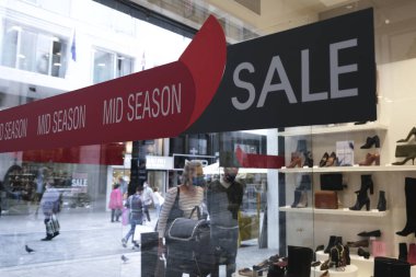 Yunanistan 'ın orta kesiminde 3 Kasım 2020' de orta sezon indirimi öncesinde ana alışveriş caddesinde satış ve indirimler görüldü.