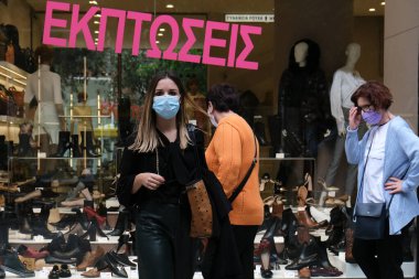 Yunanistan 'ın orta kesiminde 3 Kasım 2020' de orta sezon indirimi öncesinde ana alışveriş caddesinde satış ve indirimler görüldü.