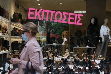 Yunanistan 'ın orta kesiminde 3 Kasım 2020' de orta sezon indirimi öncesinde ana alışveriş caddesinde satış ve indirimler görüldü.