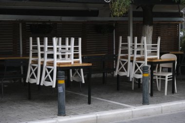 3 Kasım 2020 'de Atina, Yunanistan' da Covid-19 salgınının yayılmasına karşı alınan yeni kısıtlayıcı tedbirlerin uygulanmasının ilk günü boyunca kapalı bir restoranın dış görünüşü.