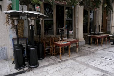 3 Kasım 2020 'de Atina, Yunanistan' da Covid-19 salgınının yayılmasına karşı alınan yeni kısıtlayıcı tedbirlerin uygulanmasının ilk günü boyunca kapalı bir restoranın dış görünüşü.