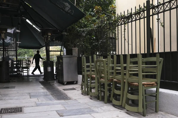 2020年11月3日にギリシャのアテネで Covid 19のパンデミックの拡散に対する新しい制限措置の実施の初日に閉鎖的なレストランの外観 — ストック写真