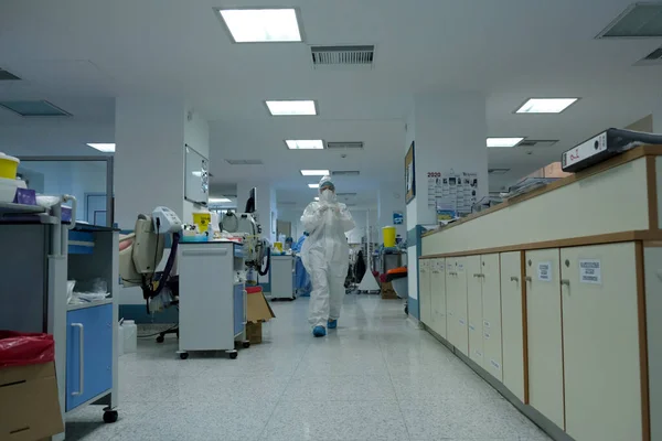 Médicos Trajes Proteção Máscaras Unidade Terapia Intensiva Para Pacientes Que — Fotografia de Stock