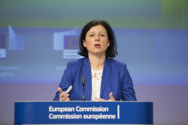 AB Komiseri Vera Jourova, 12 Kasım 2020 'de Brüksel, Belçika' daki AB genel merkezinde AB komisyon üyesi Helena Dalli ile LGBTIQ Eşitlik Stratejisi konulu bir basın toplantısı düzenledi.. 