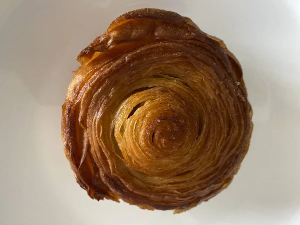 Kouignettes Kouign Amann Hojaldre Plato Blanco — Foto de Stock