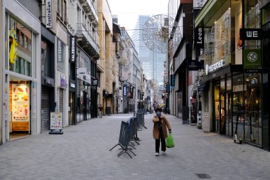 Belçika 'nın 19 Kasım 2020' de Brüksel, Belçika 'da Coronavirus hastalığının yayılmasını yavaşlatmak amacıyla kapatması sonrasında Brüksel şehir merkezinde kapalı perakende mağazaları ve boş caddeler