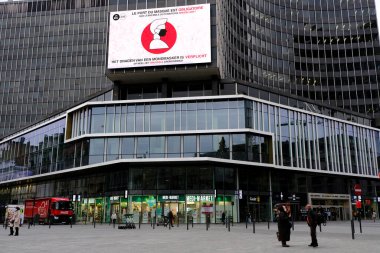  Belçika 'nın başkenti Brüksel' de 19 Kasım 2020 'de meydana gelen koronavirüs hastalığı (COVID-19) salgını sırasında maske takmanın zorunlu olduğunu gösteren bir işaret.