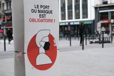 Belçika 'nın başkenti Brüksel' de 19 Kasım 2020 'de meydana gelen koronavirüs hastalığı (COVID-19) salgını sırasında maske takmanın zorunlu olduğunu gösteren bir işaret.