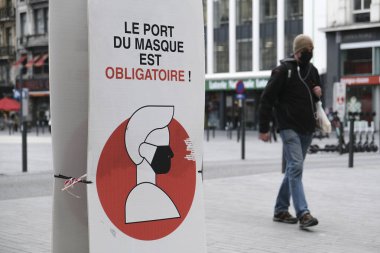  Belçika 'nın başkenti Brüksel' de 19 Kasım 2020 'de meydana gelen koronavirüs hastalığı (COVID-19) salgını sırasında maske takmanın zorunlu olduğunu gösteren bir işaret.