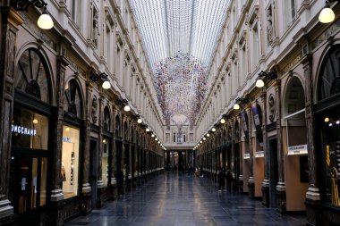 Belçika 'nın 19 Kasım 2020' de Brüksel, Belçika 'da Coronavirus hastalığının yayılmasını yavaşlatmak amacıyla kapatması sonrasında Brüksel şehir merkezinde kapalı perakende mağazaları ve boş caddeler