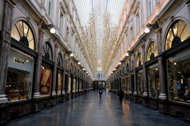 Belçika 'nın 19 Kasım 2020' de Brüksel, Belçika 'da Coronavirus hastalığının yayılmasını yavaşlatmak amacıyla kapatması sonrasında Brüksel şehir merkezinde kapalı perakende mağazaları ve boş caddeler