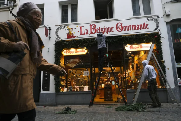 Рабочие Устанавливают Рождественские Украшения Магазине Рядом Площадью Гран Плас Брюсселе — стоковое фото