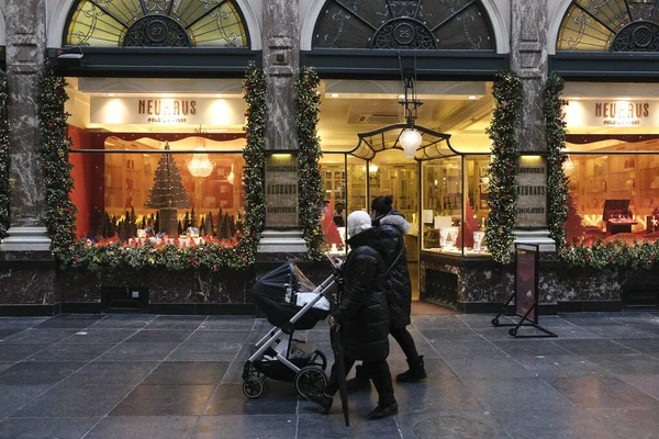 2020年11月19日 在比利时布鲁塞尔市中心 人们戴着面具 看着装饰过圣诞节的商店橱窗 — 图库照片