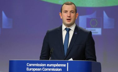 AB 'nin Çevre ve Okyanuslardan Sorumlu Komisyon Üyesi Virginijus Sinkevicius, 23 Kasım 2020' de Belçika 'nın Brüksel kentinde düzenlenen Avrupa' daki hava kalitesi konulu basın toplantısında maskesini düzeltti.