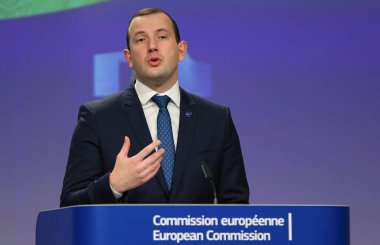 AB 'nin Çevre ve Okyanuslardan Sorumlu Komisyon Üyesi Virginijus Sinkevicius, 23 Kasım 2020' de Belçika 'nın Brüksel kentinde düzenlenen Avrupa' daki hava kalitesi konulu basın toplantısında maskesini düzeltti.