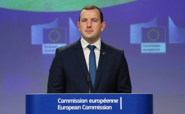 AB 'nin Çevre ve Okyanuslardan Sorumlu Komisyon Üyesi Virginijus Sinkevicius, 23 Kasım 2020' de Belçika 'nın Brüksel kentinde düzenlenen Avrupa' daki hava kalitesi konulu basın toplantısında maskesini düzeltti.