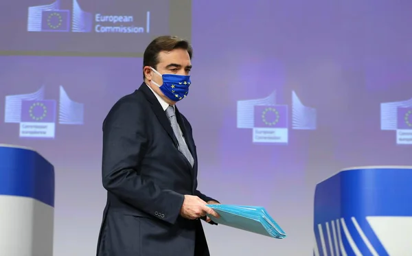 Wiceprzewodnicząca Komisji Europejskiej Margaritis Schinas Przemawia Podczas Konferencji Prasowej Transmitowanej — Zdjęcie stockowe
