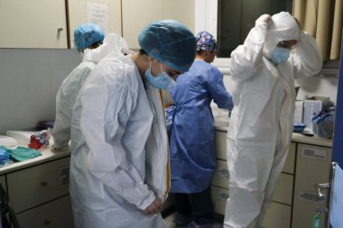 Yunanistan 'da 5 Kasım 2020' de Atina Hastanesi 'nde COVID-19 hastalarına yardım etmeden önce bir sağlık çalışanı kişisel koruyucu ekipman (PPE) giyiyor.