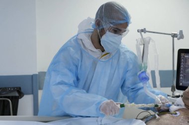 Yunanistan 'da 5 Kasım 2020' de Atina Hastanesi 'nde Coronavirus hastalığı (COVID-19) geçiren hastalar için yoğun bakım ünitesinde koruyucu giysi ve maskeli doktorlar.