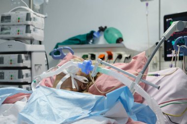 Yunanistan 'da 5 Kasım 2020' de Atina Hastanesi 'nde Coronavirus hastalığı (COVID-19) geçiren hastalar için yoğun bakım ünitesinde koruyucu giysi ve maskeli doktorlar.