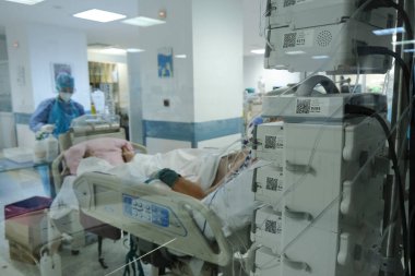 Yunanistan 'da 5 Kasım 2020' de Atina Hastanesi 'nde Coronavirus hastalığı (COVID-19) geçiren hastalar için yoğun bakım ünitesinde koruyucu giysi ve maskeli doktorlar.