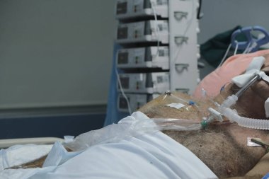 Yunanistan 'da 5 Kasım 2020' de Atina Hastanesi 'nde Coronavirus hastalığı (COVID-19) geçiren hastalar için yoğun bakım ünitesinde koruyucu giysi ve maskeli doktorlar.