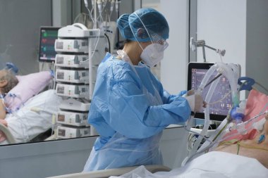 Yunanistan 'da 6 Kasım 2020' de Atina Hastanesi 'nde Coronavirus hastalığı (COVID-19) geçiren hastalar için yoğun bakım ünitesinde koruyucu giysi ve maskeli doktorlar.