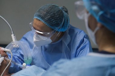 Yunanistan 'da 6 Kasım 2020' de Atina Hastanesi 'nde Coronavirus hastalığı (COVID-19) geçiren hastalar için yoğun bakım ünitesinde koruyucu giysi ve maskeli doktorlar.