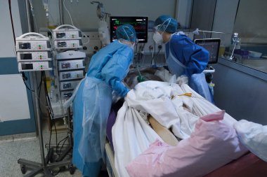Yunanistan 'da 6 Kasım 2020' de Atina Hastanesi 'nde Coronavirus hastalığı (COVID-19) geçiren hastalar için yoğun bakım ünitesinde koruyucu giysi ve maskeli doktorlar.