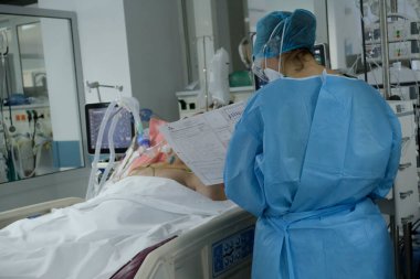 Yunanistan 'da 6 Kasım 2020' de Atina Hastanesi 'nde Coronavirus hastalığı (COVID-19) geçiren hastalar için yoğun bakım ünitesinde koruyucu giysi ve maskeli doktorlar.