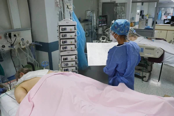 Médicos Trajes Proteção Máscaras Unidade Terapia Intensiva Para Pacientes Que — Fotografia de Stock