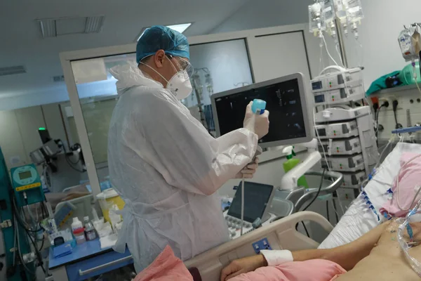 2020 그리스 아테네의 코로나 바이러스 Covid 고통받고 환자들을 중환자실 — 스톡 사진