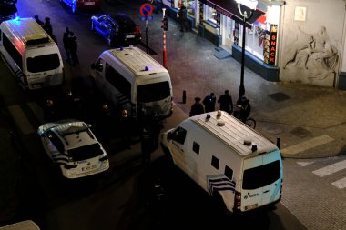 28 Kasım 2020 'de Brüksel, Belçika' da düzenlenen bir polis operasyonunda polisler şüpheli bir minibüsü durdurdu..