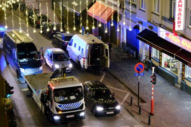 28 Kasım 2020 'de Brüksel, Belçika' da düzenlenen bir polis operasyonunda polisler şüpheli bir minibüsü durdurdu..