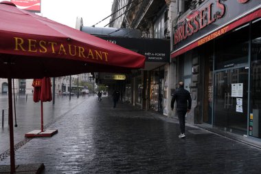 30 Kasım 2020 'de Brüksel, Belçika' daki kapalı restoranların dış görünüşü. Ülkedeki koronavirüs hastalığının artmasından sonra bütün barlar ve kafeler kapalı kalmalı..