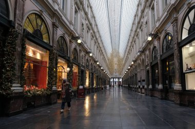 30 Kasım 2020 'de Brüksel, Belçika' da Noel için dekore edilmiş vitrinlere bakan yüz maskesi takan insanlar.