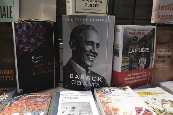 Новую книгу бывшего президента США Барака Обамы "Земля обетованная" можно увидеть в книжном магазине в Брюсселе, Бельгия 30 ноября 2020 года.
