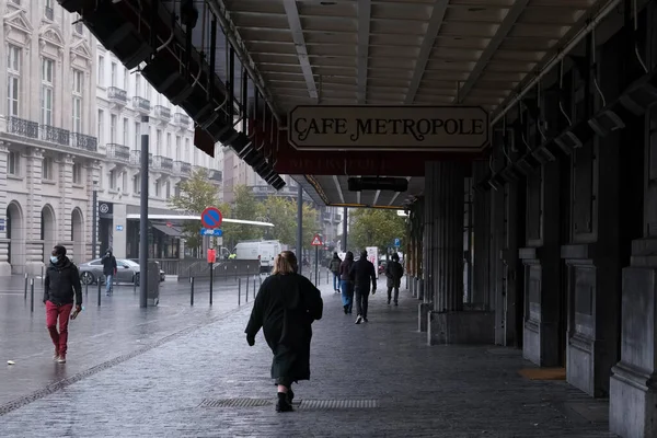 2020年11月30日 人们走在比利时布鲁塞尔关闭的咖啡馆前 — 图库照片
