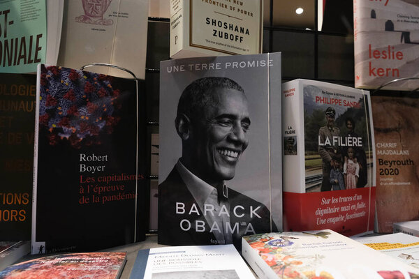 Новую книгу бывшего президента США Барака Обамы "Земля обетованная" можно увидеть в книжном магазине в Брюсселе, Бельгия 30 ноября 2020 года.