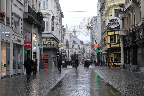 Persone Che Indossano Maschere Viso Camminano Lungo Strada Commerciale Giorno — Foto Stock