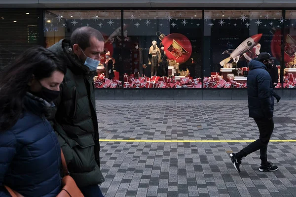 Arcmaszkot Viselő Emberek Akik Karácsonyra Díszített Kirakatokat Nézik Brüsszel Központjában — Stock Fotó