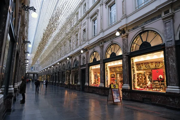 People Wearing Face Mask Looking Shop Windows Decorated Christmas Central — Stock Photo, Image