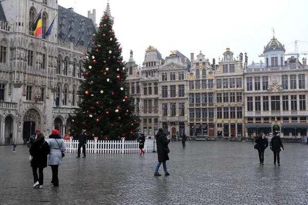 Persone Visitano Grand Place Decorata Con Albero Natale Bruxelles Belgio — Foto Stock