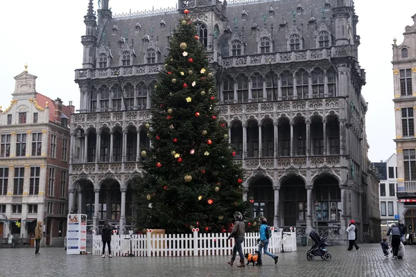 Lidé Navštíví Grand Place Zdobené Vánočním Stromečkem Bruselu Belgie Listopadu2020 — Stock fotografie