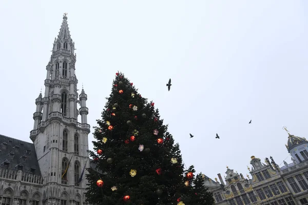 Lidé Navštíví Grand Place Zdobené Vánočním Stromečkem Bruselu Belgie Listopadu2020 — Stock fotografie