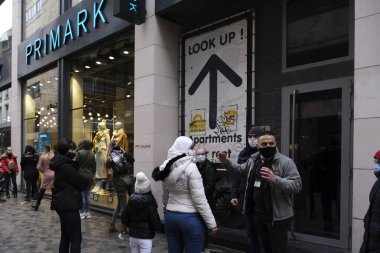 1 Aralık 2020 'de Brüksel' de, Neuve sokağındaki bir dükkanın önünde kuyruğa giren insanlar, yeni Coronavirus salgınının ortasında temel olmayan ürünler satan dükkanların yeniden açılmasına izin veriliyor.. 