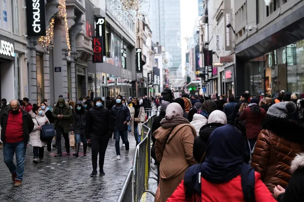 Ludzie Ubrani Maski Przechodzą Obok Ponownie Otwartego Sklepu Brukseli Belgia — Zdjęcie stockowe